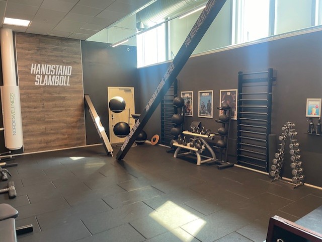 Haninge Port 73 Handstand