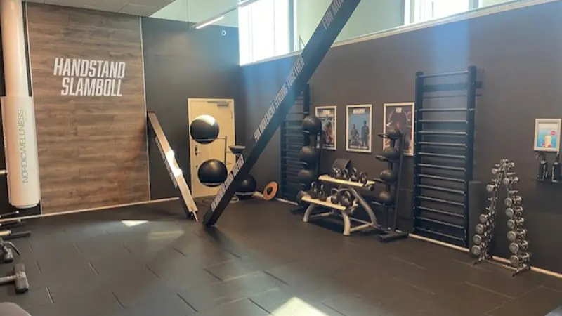 Haninge Port 73 Handstand