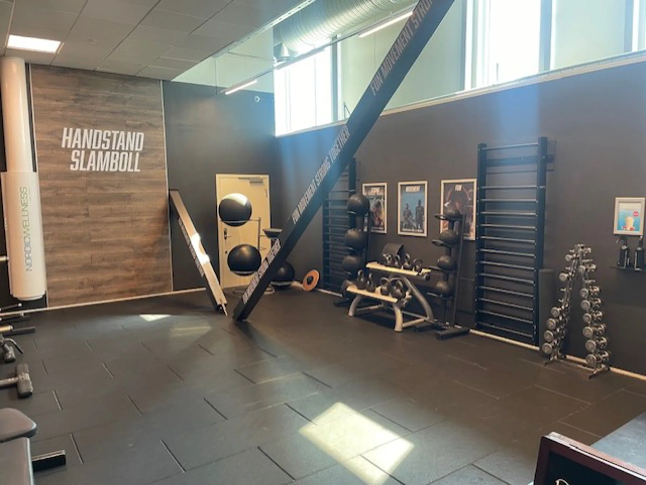 Haninge Port 73 Handstand